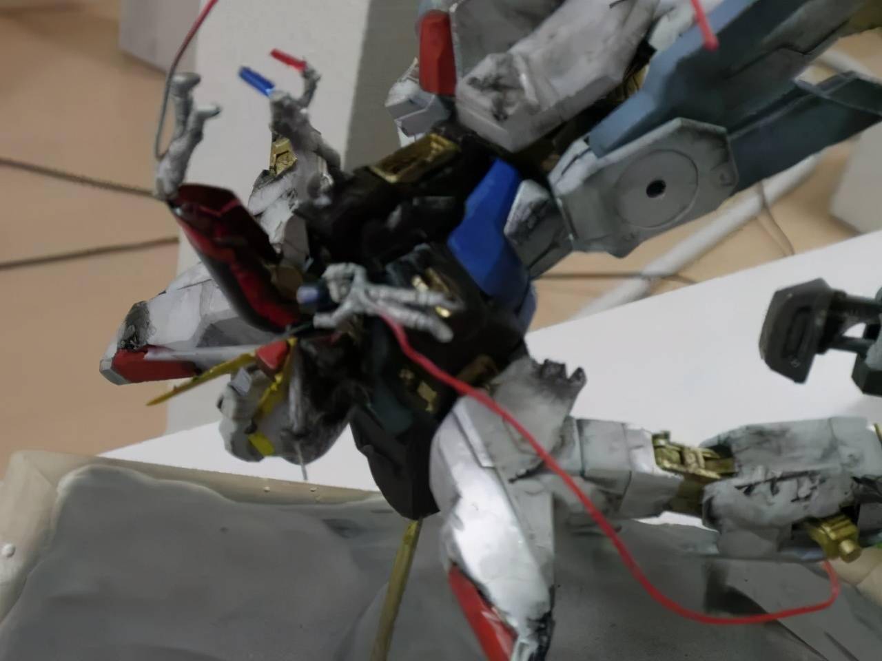 强袭高达背后是蔚蓝的地球,漂亮的地球和战损的强袭自由高达形成了