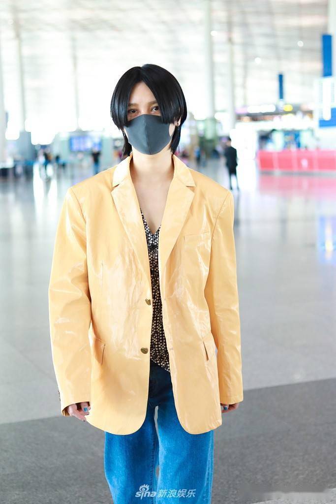 尚雯婕黄色西装配深v内搭性感又帅气中分短发造型利落洒脱