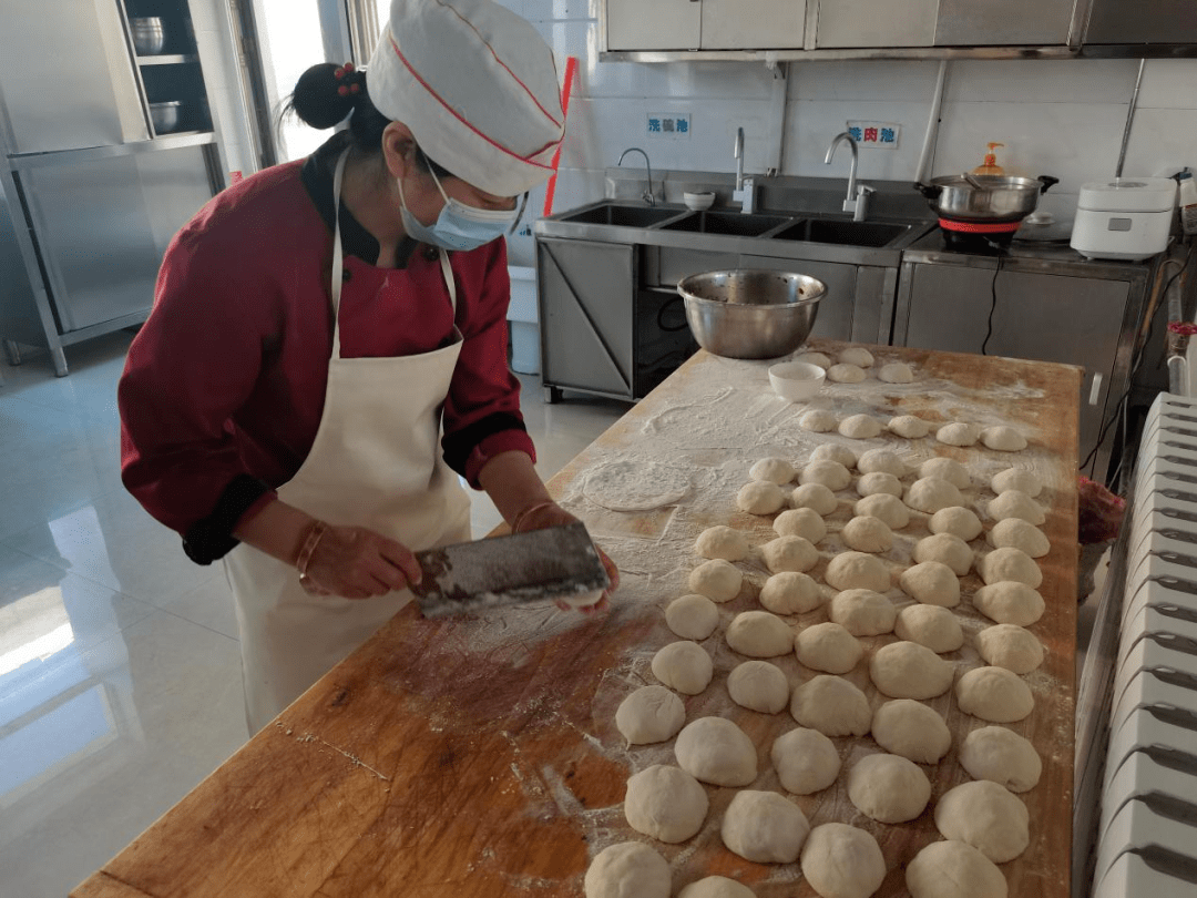 对管养的厦蓉高速赣崇段进行徒步排查,及时安排修复病害