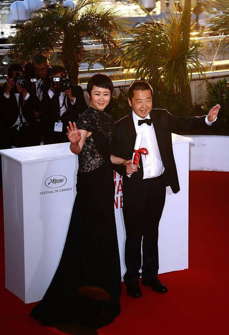 赵涛撞脸吴京但还是很有女人味的比老公高半头也小鸟依人