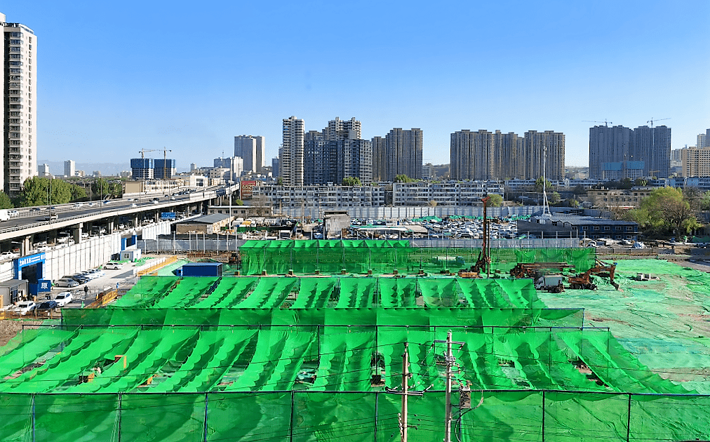 太原工地出现的绿色天幕究竟是啥神器