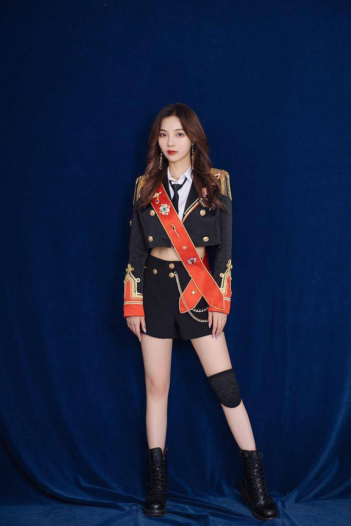 金曲青春丝芭家族秀美腿戴萌沈梦瑶上演制服杀