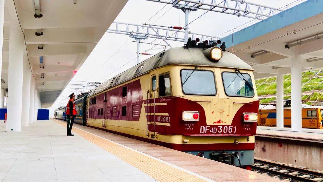 据中国铁路成都局集团公司消息,2021年5月7日8点整,随着57581次检测车