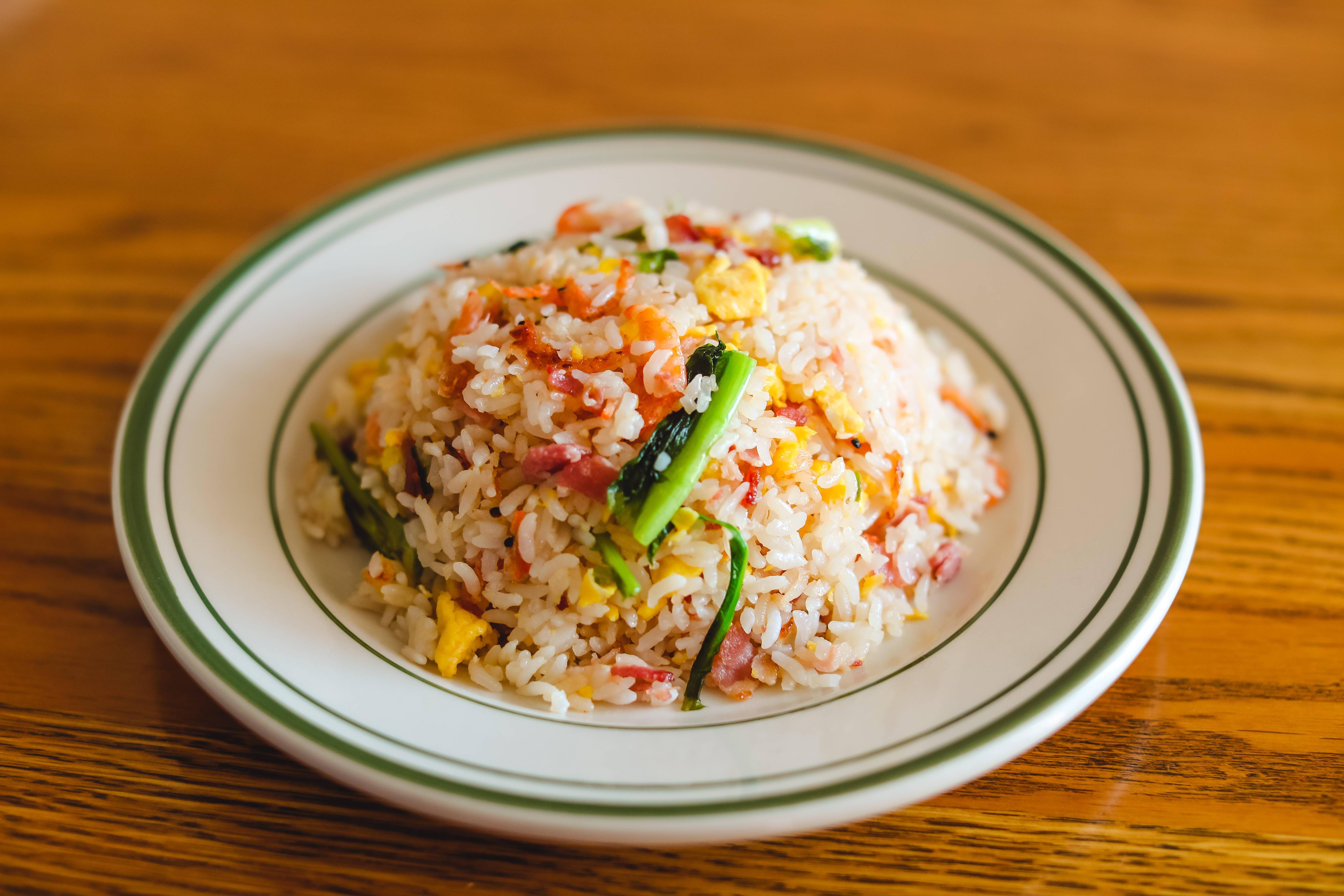 培根莴苣叶炒饭颗粒分明,搭配樱花虾,既有海鲜风味又有熏香味道_人份