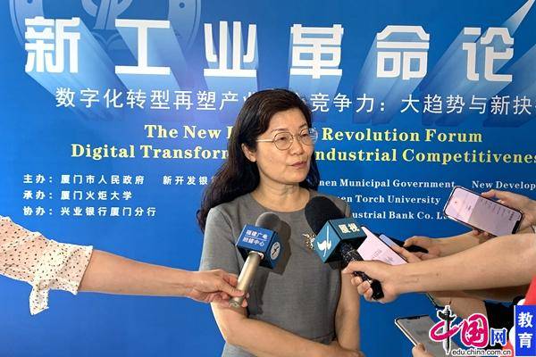 听听首任校长怎么说_张志红