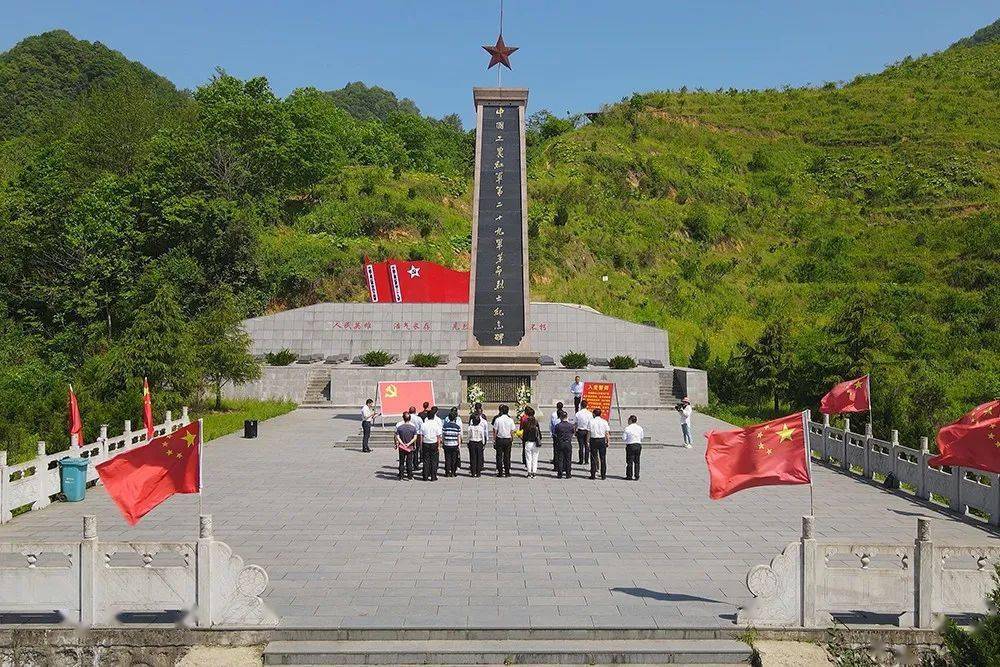 在绿荫环绕的红四方面军钟家沟会议会址,全体领导干部认真聆听了讲解