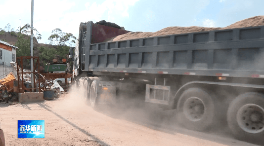 五华运输车扬尘撒漏,带泥上路?曝光!