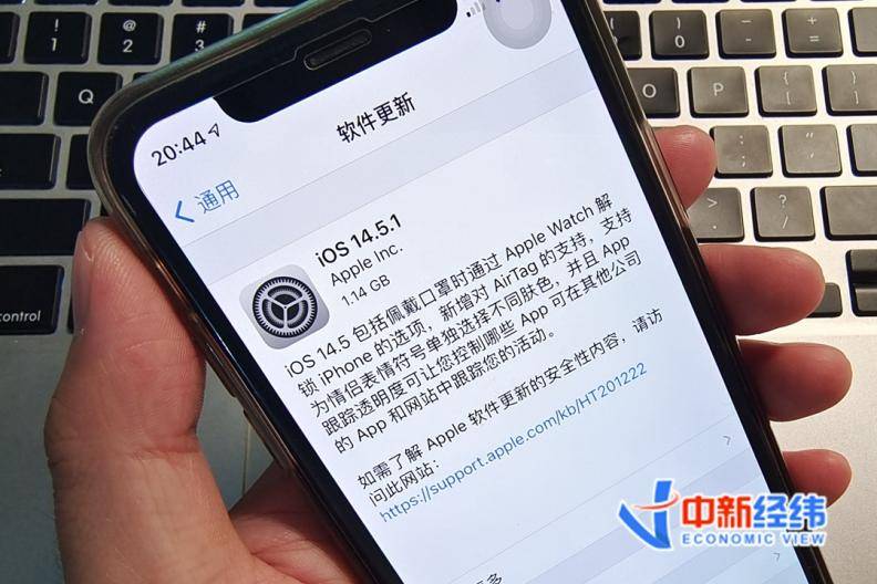 经纬|iPhone系统升级后性能退回3年前？网友吵起来了，苹果回应……