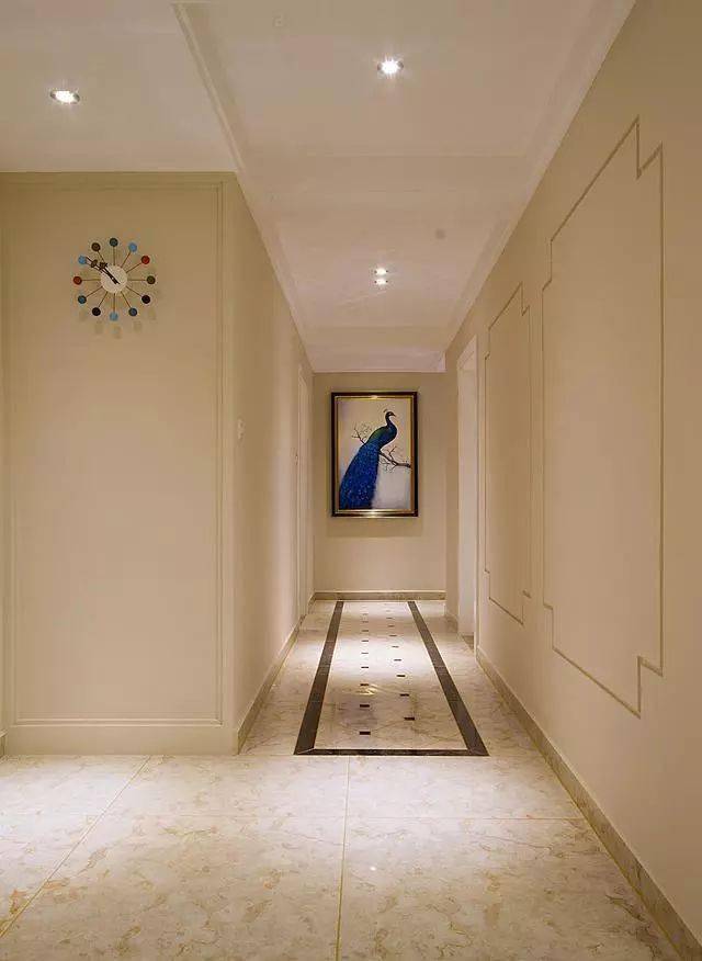 过道走廊地板采用波导线装饰,过道尽头墙面用一幅画点缀空间.