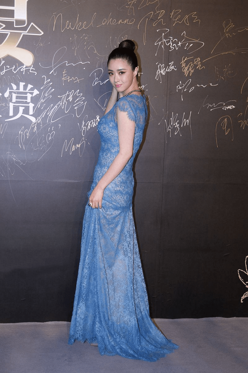 蒋欣肉感身材真迷人,穿蓝裙美得刚好,可头发勒太紧发际线挺明显