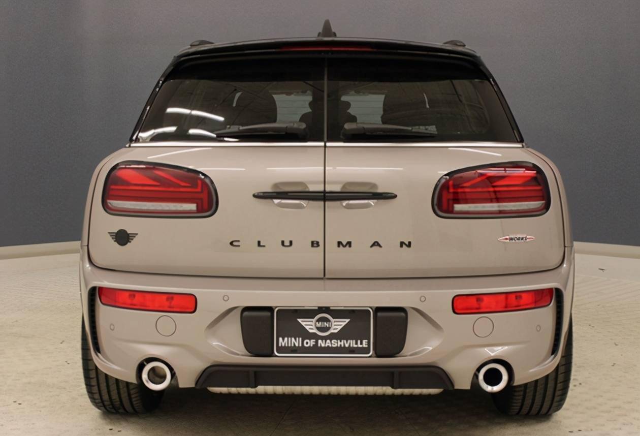 值得一提的是,这台宝马mini车型在车辆内饰方面同样采用了最新的造型