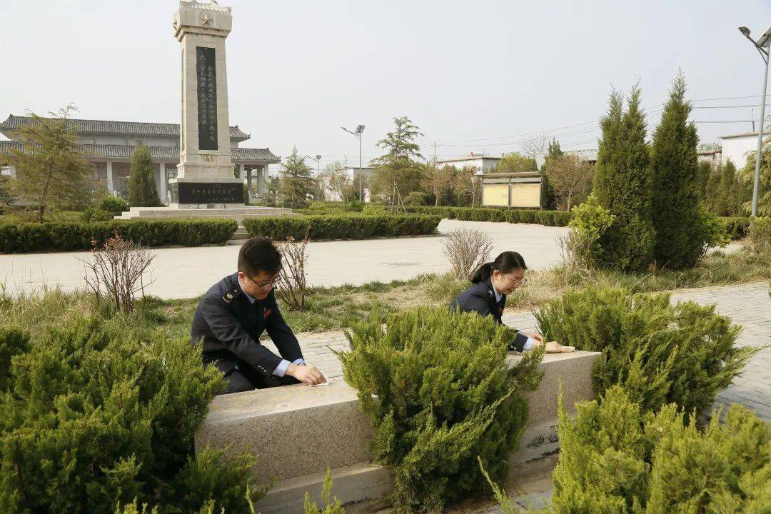 有年輕的稅務幹部為烈士的墓碑拂去塵土;在莘縣的魯西第一黨支部舊址