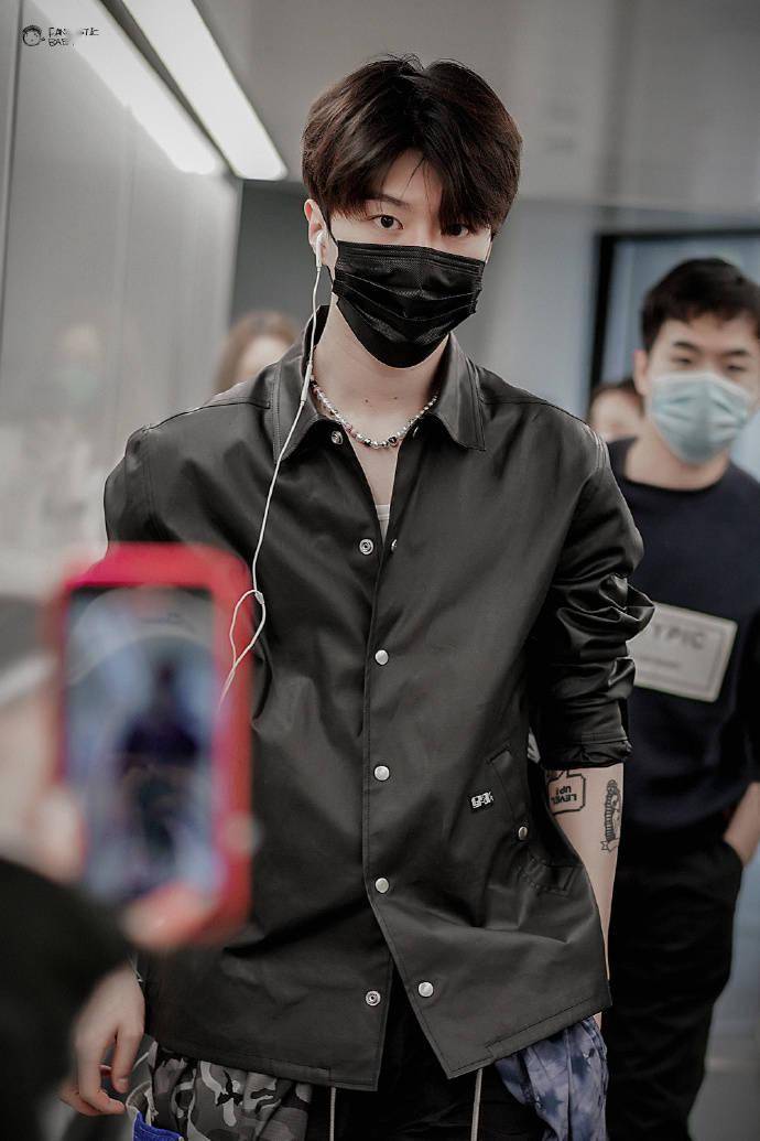 高冷大佬范丞丞出发飞哈尔滨露出纹身看起来像是要回去打架了