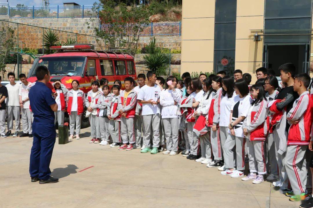 泸源中学师生代表走进红门零距离体验消防