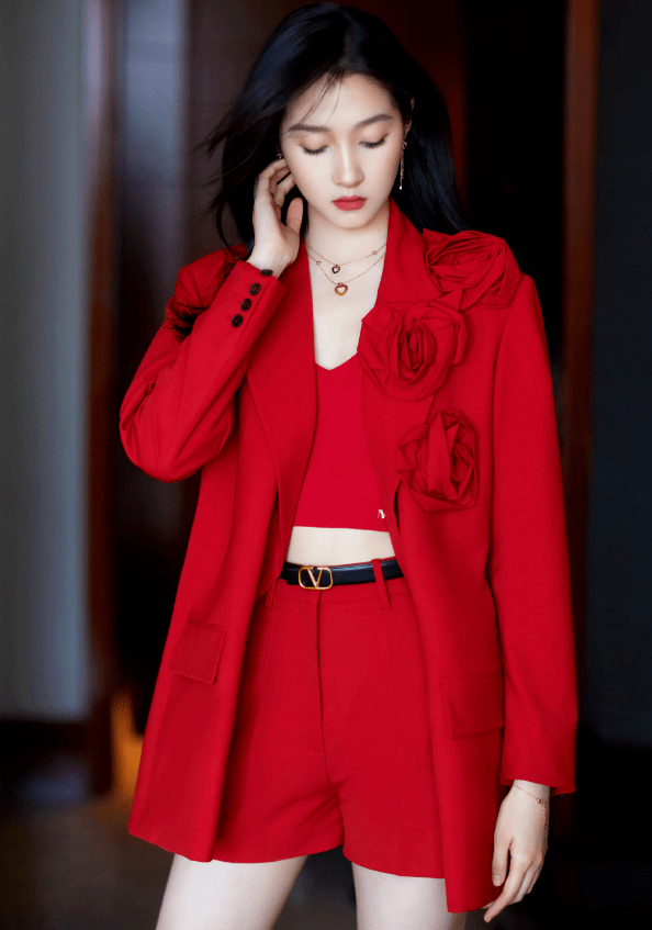 关晓彤为证明自己穿例假裙长腿比例无保留秀出鹿晗真赚到了