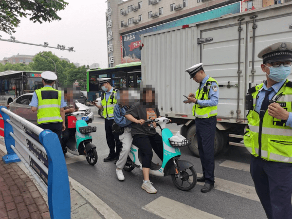 駕駛共享電動自行車違反規定載人