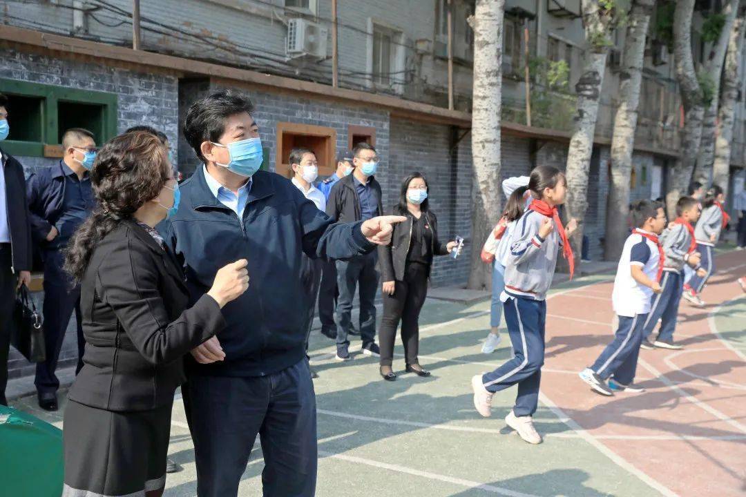 区领导调研西什库小学及自忠小学_孙硕