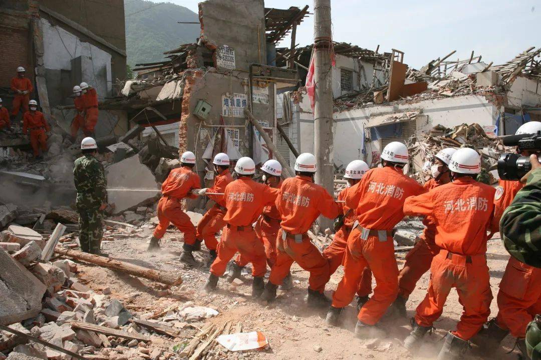 抗震救灾救援队一同深入灾区,(现为河北省消防救援总队)随河北省公安