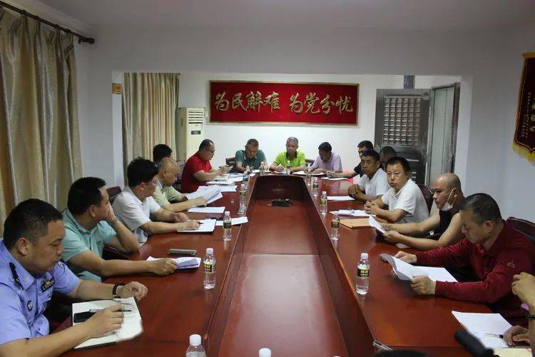 临高县政府主要负责人吕雄到县信访服务中心接待来访群众
