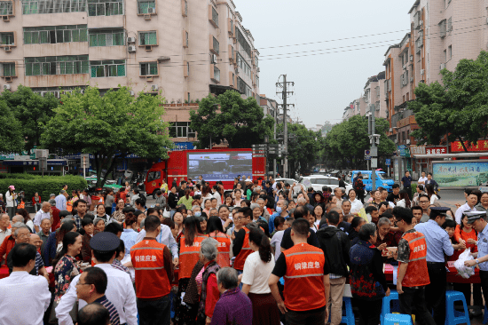 區水利局,區規資局,區氣象局,東城街道辦事處等21家單位,在群龍廣場