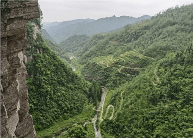 挂壁公路是亮点03 湘西,有一条美丽的挂壁公路04 游玩花垣:穿越挂壁