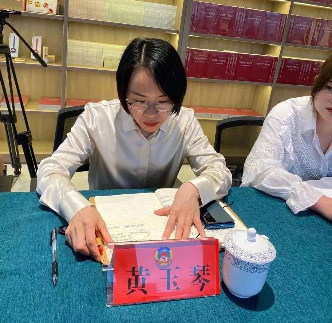 黄玉琴,陈春芬,余 珊三位政协委员结合各自工作经历,也分别就医疗卫生