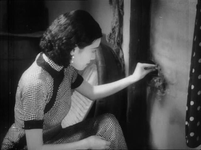 1934年上映的電影《神女》中,阮玲玉所飾演的窮苦女人為了孩子淪為