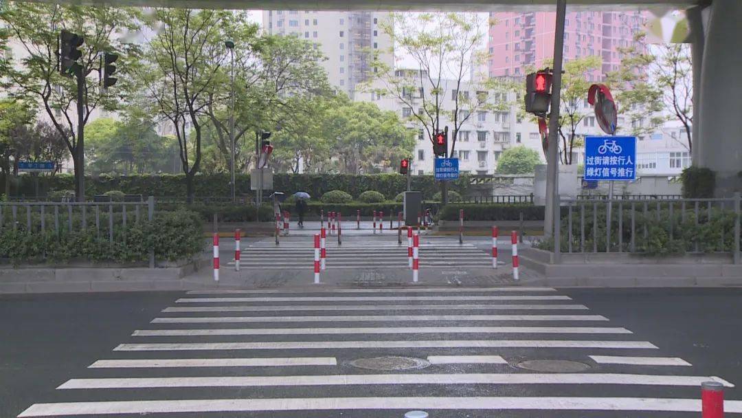 杨浦这两个路口增设反光镜和信号灯_红绿灯