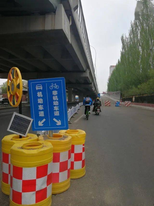 昭乌达路农大西门快速路入口路段有非机动车道了