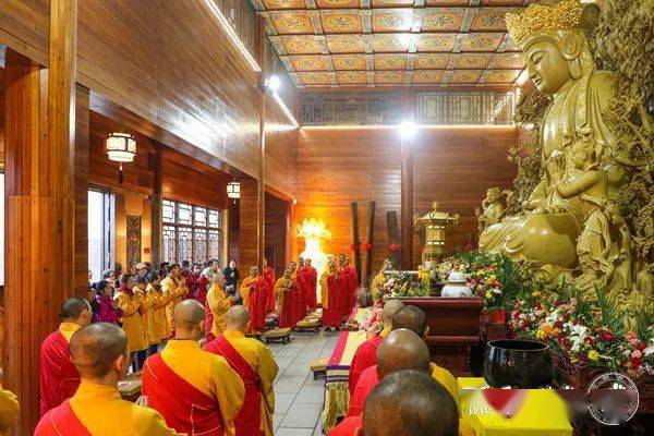 庄严殊胜由高僧大德主持开光法会按装藏仪轨在观音殿圣洁之堂内为观