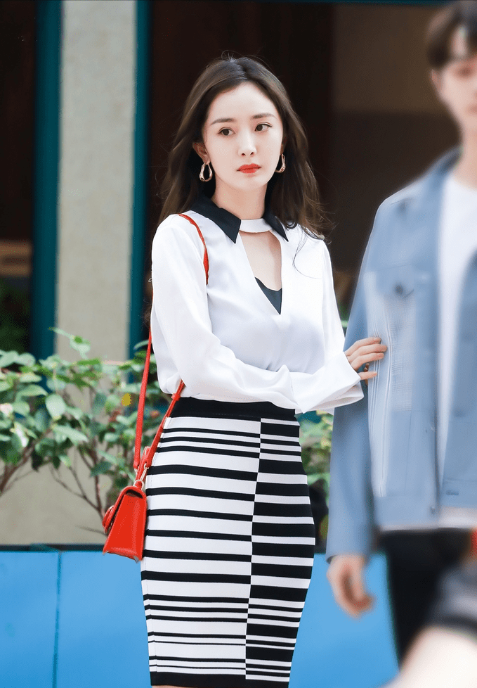 女生怎么选衣服才有气质 92d31dc1f84b43d0baa734d1a2d908c8.png