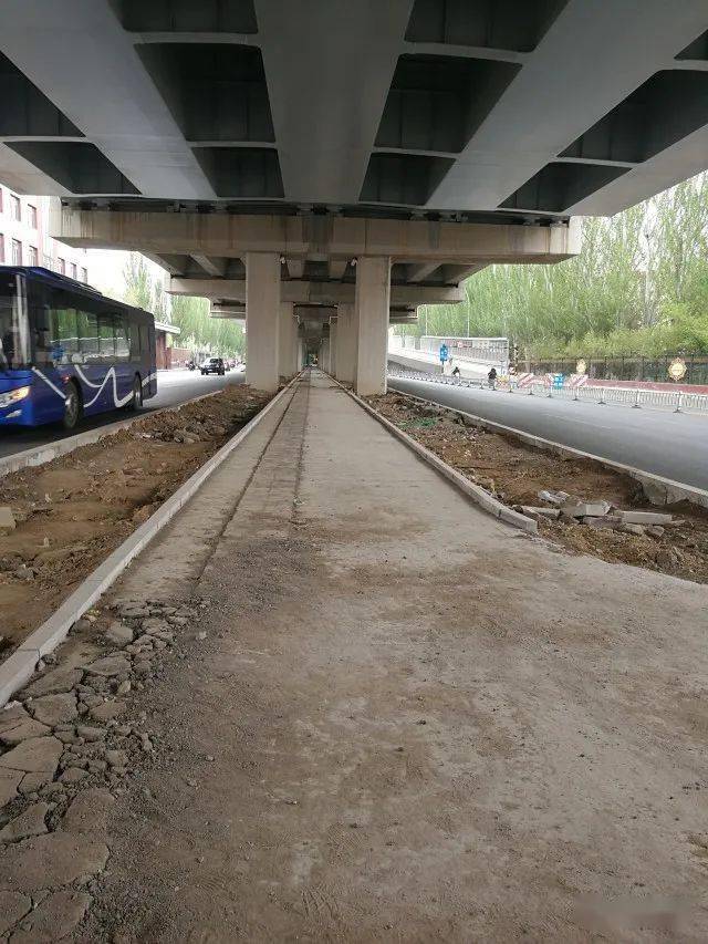 昭乌达路农大西门快速路入口路段有非机动车道了