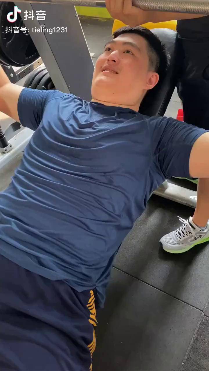 本山大叔儿子赵大牛瘦身训练中很低调的牛牛赵本山