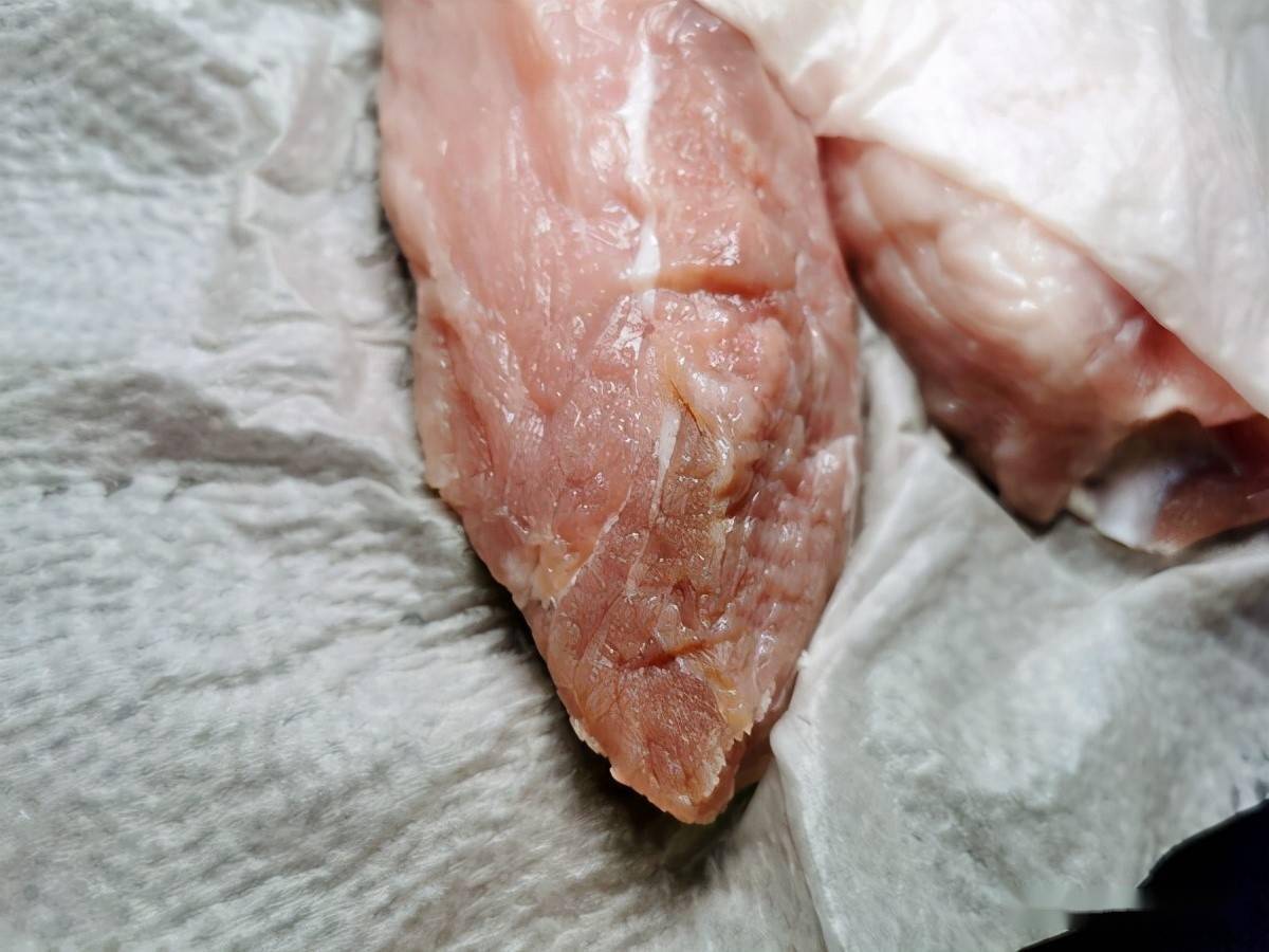 步骤5从冰箱取出猪黄瓜条,经过一夜低温腌制,颜色会变深一些.