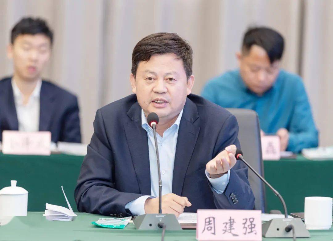 周建强介绍无锡市贵州商会有关情况周建强及与会企业家介绍了无锡市