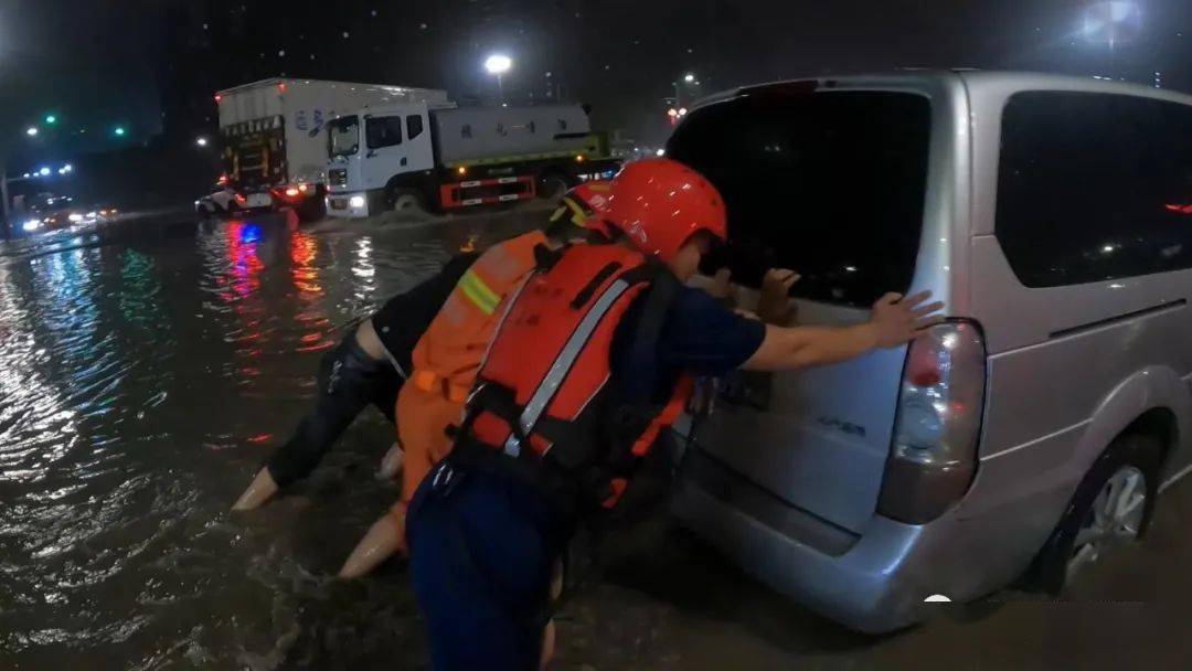 暴雨袭城多处人车被困咸阳消防出动紧急救援