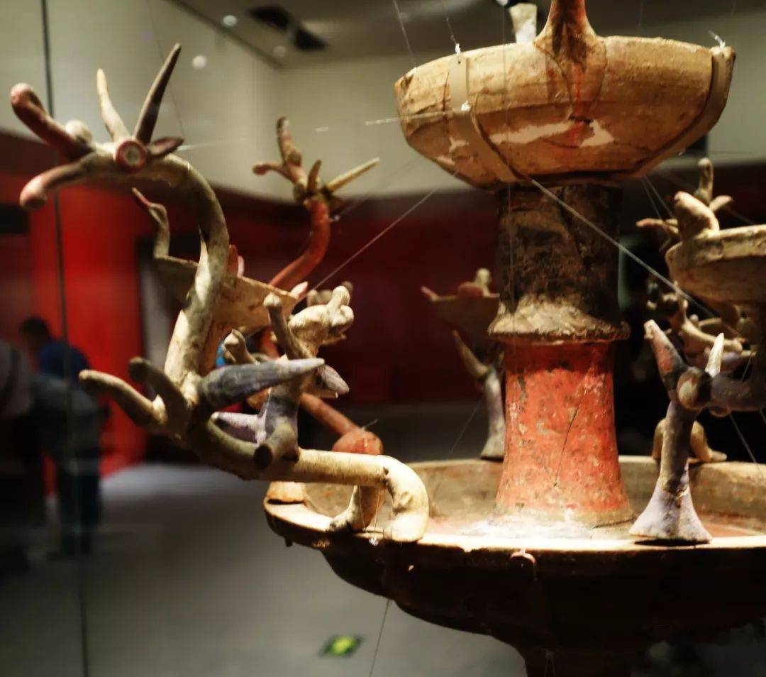 体量最大 彩绘梦幻:东汉彩绘神兽多枝陶灯欣赏_旅程
