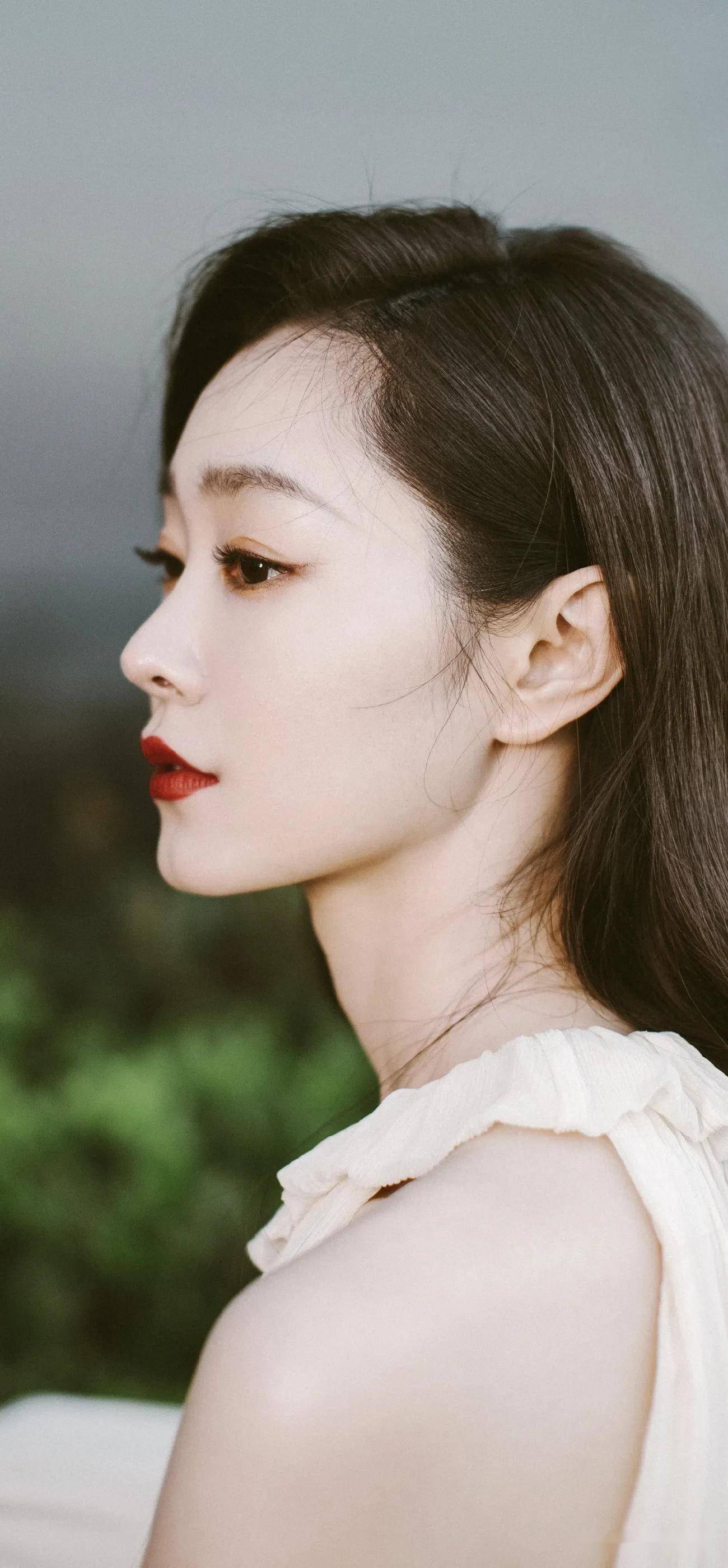 脸庞光洁白皙,透着分明的冷俊;眼眸乌黑深邃,泛着迷人的色泽