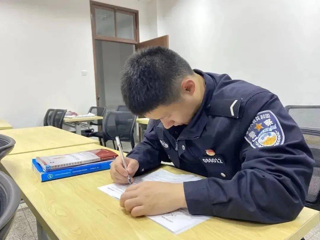 勤奋学习02忠于信仰01来一睹学警风采吧此生不悔成为警察一穿就是一