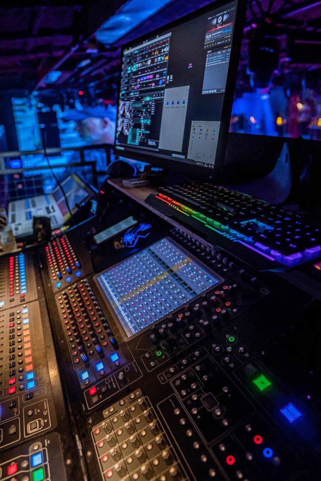 再搭配价值400万,音响中的劳斯莱斯"法国阿酷司音响系统",视觉听觉双