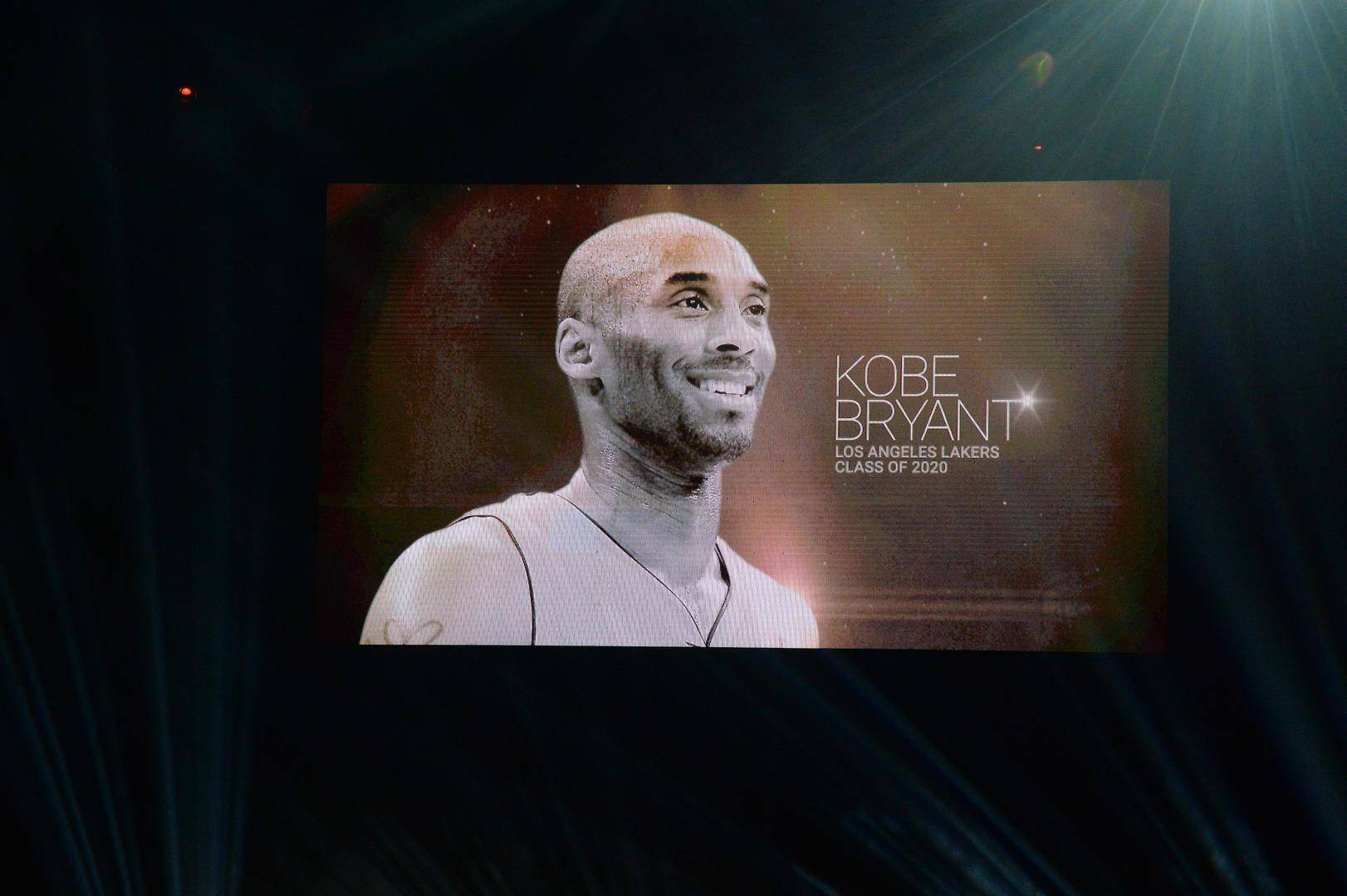 科比正式入选篮球名人堂 长女代父披挂领奖