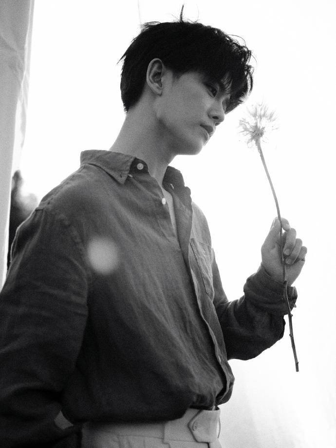 任嘉伦杂志侧拍花絮照公开 文艺男青年的下颌线戳爆苏点