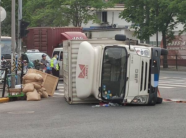 民星路军工路一厢式货车侧翻 箱体严重受损 幸无人员伤亡
