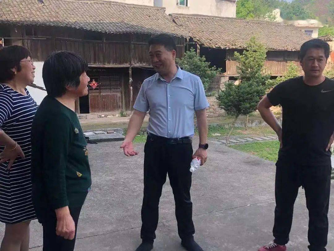 同裕里塘村现场推进甬金铁路房屋拆迁工作5月16日,镇党委副书记陈国强