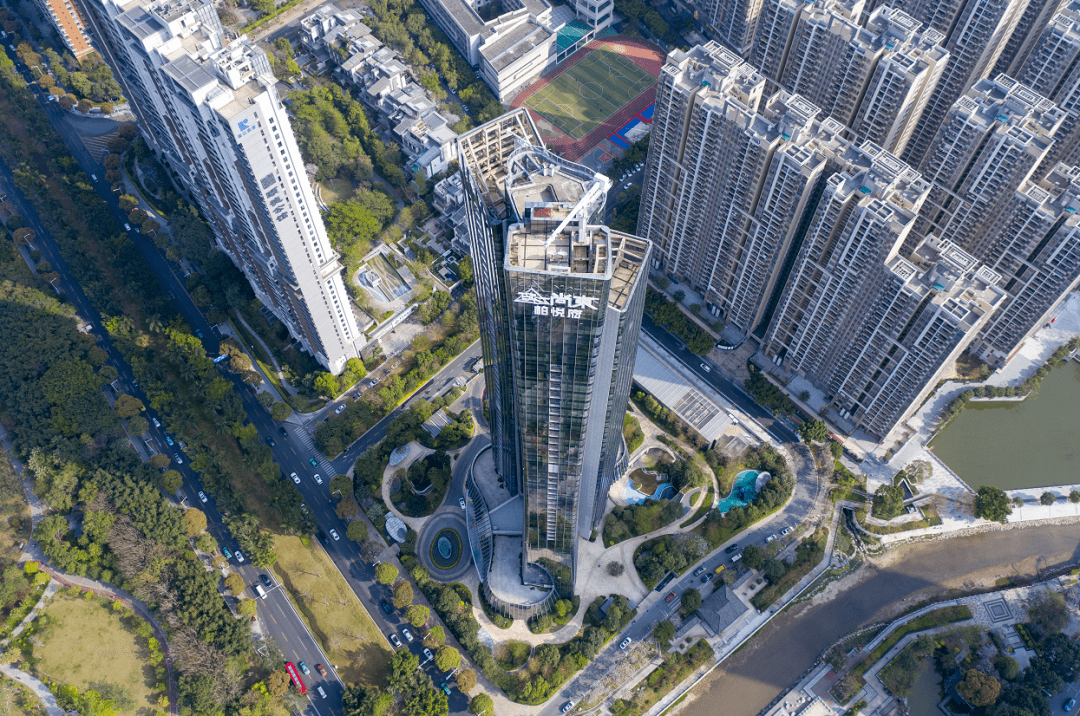 不过,现在不管是汇悦台还是尚东柏悦府,房价都早已突破20万大关,甚至