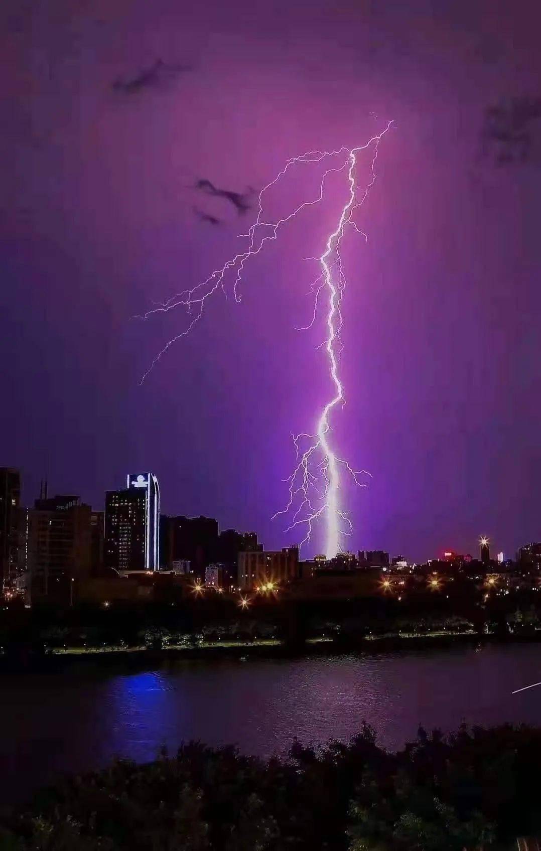 (预警信息来源:国家预警信息发布中心) 温馨提示:雷电频繁,户外作业