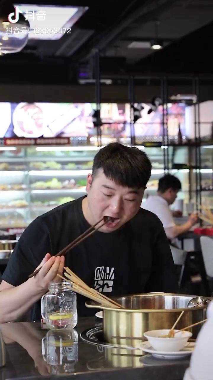 李二狗想趁机混走我的打火机幸好这次我保住了贵烟