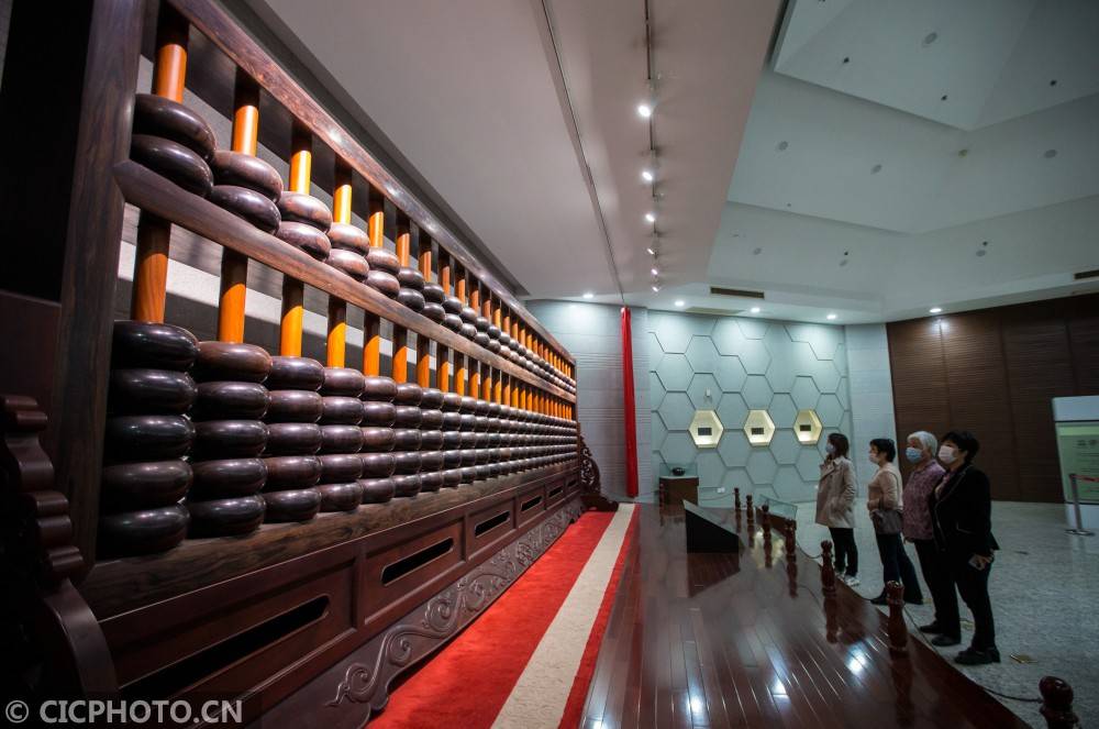 2021年5月16日,在江苏省南通市中国珠算博物馆,观众在紫檀算盘厅