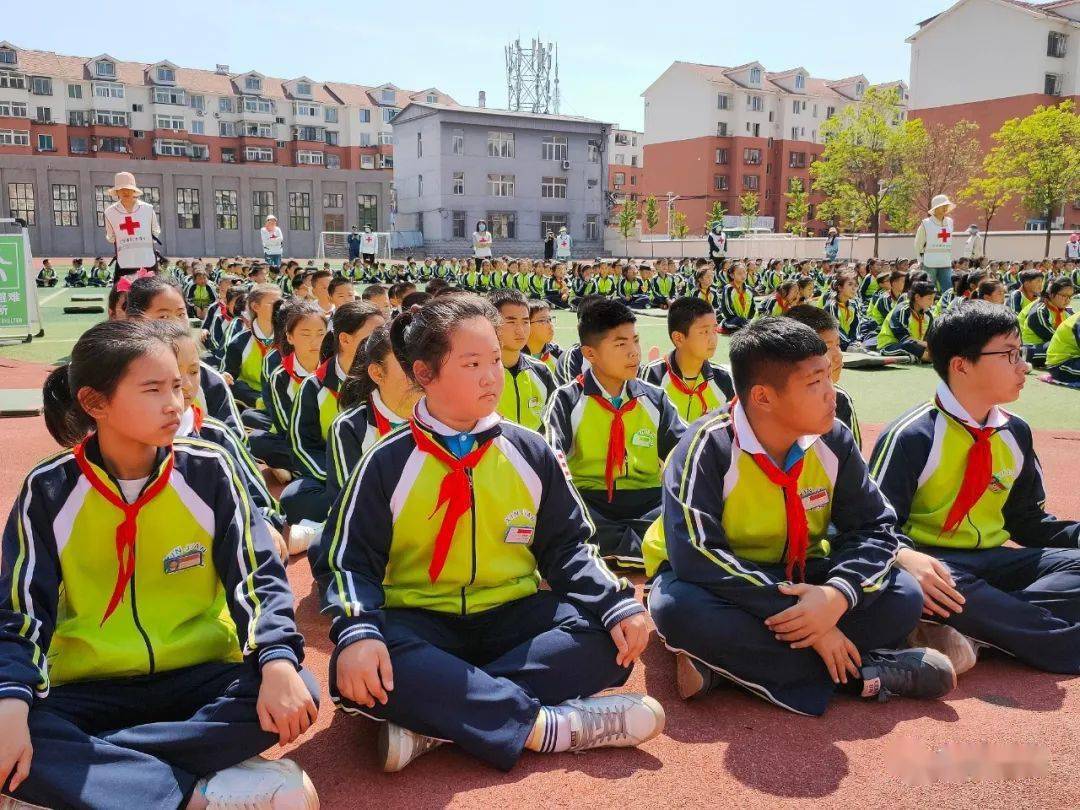 救护及区消防救援大队专业师资团队顶着炎炎烈日来到弓长岭区新建小学