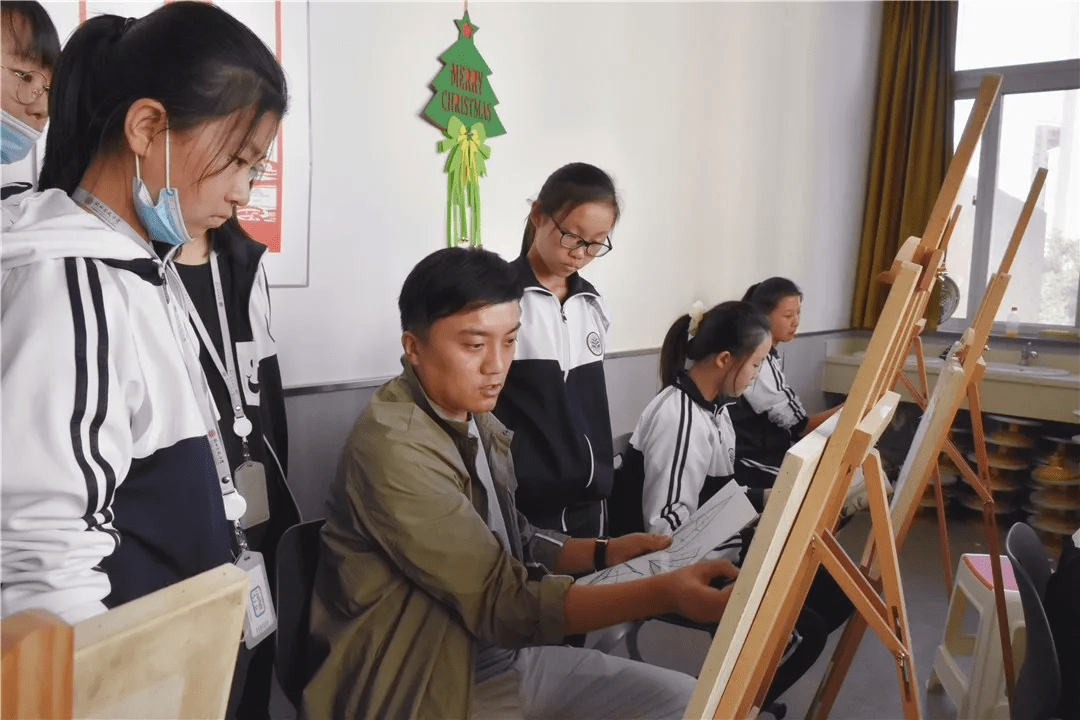 2科技类:科学,机器人艺术类:书法,民族舞,绘画,播音主持,文学社体育类